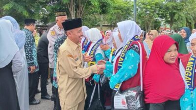 Asisten Administrasi Umum Setda Pemkab Sanggau Burhanuddin saat melepas keberangkatan 111 Calon Jemaah Haji Sanggau yang akan menunaikan ibadah haji ke tanah suci Mekah, Selasa (28/5). Foto:pek