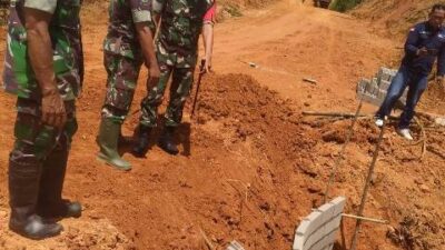 Komandan Kodim 1204 Sanggau, Letkol Inf Putra Andika Trihatmoko saat meninjau hasil program TMMD yang mengerjakan akses jalan dua dusun di Desa Sui Ilai yang dikerjakan sepanjang 12 kilometer. Foto: ist/pek