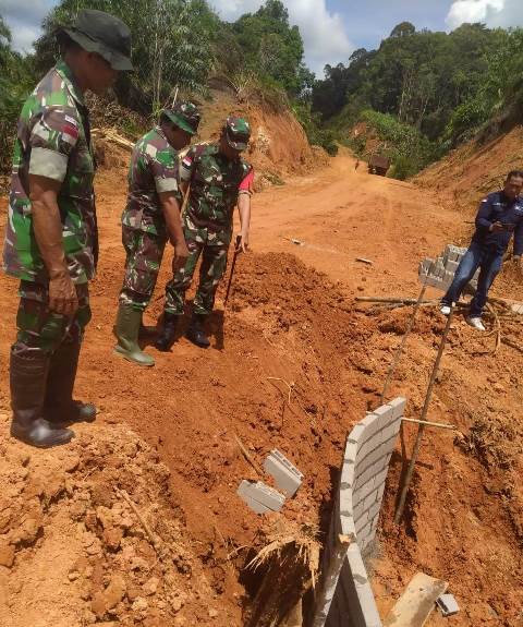 Komandan Kodim 1204 Sanggau, Letkol Inf Putra Andika Trihatmoko saat meninjau hasil program TMMD yang mengerjakan akses jalan dua dusun di Desa Sui Ilai yang dikerjakan sepanjang 12 kilometer. Foto: ist/pek