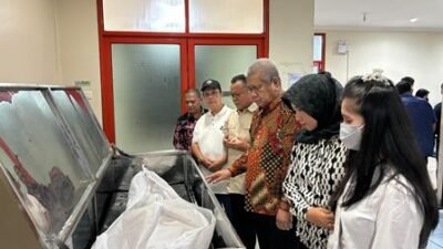 Pj Gubernur Kalbar Harrison bersama istri saat melayat Sekda Provinsi Kalbar periode 2010-2018 M Zeet Hamdy Asovie yang telah meninggal dunia, Minggu (5/5) di RS Dharmais Jakarta