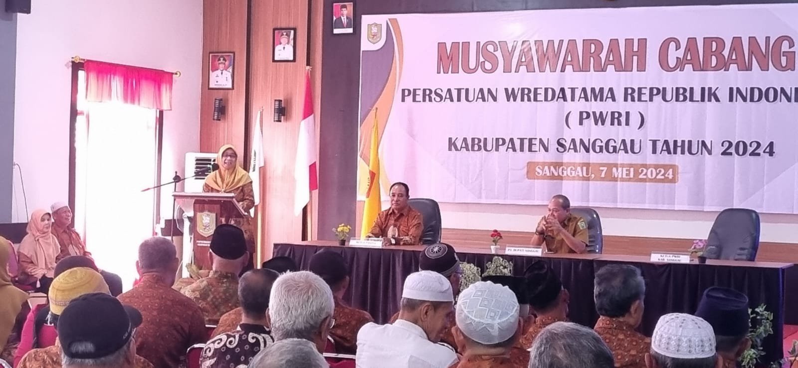 Ketua PWRI Sanggau Hj Jamilah saat memberikan sambutan pada acara Muscab PWRI Kabupaten Sanggau, Selasa (7/5). Foto: pek