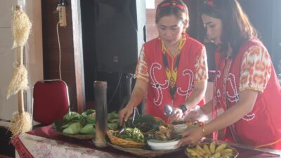 Pekan Gawai Dayak Kalbar XXXVIII tahun 2024 gelar perlombaan, salah satunya lomba masak tradisional bertemakan masakan khas Dayak Kanayatn, Jumat (24/5) di Rumah Radakng Pontianak. Foto: iki