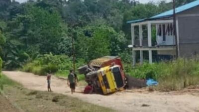 Kondisi jalan di Desa Sui Batu Kecamatan Kapuas semakin hari kian parah. Padahal, jalan ini merupakan akses utama Sui Batu - Embaong. Bahkan, belum lama ini sempat salah satu truk pengangkut cangkang sawit terguling di ruas jalan persis di depan Jobber Pertamina tersebut. Foto: pek