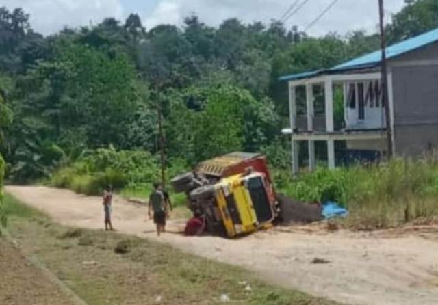 Kondisi jalan di Desa Sui Batu Kecamatan Kapuas semakin hari kian parah. Padahal, jalan ini merupakan akses utama Sui Batu - Embaong. Bahkan, belum lama ini sempat salah satu truk pengangkut cangkang sawit terguling di ruas jalan persis di depan Jobber Pertamina tersebut. Foto: pek