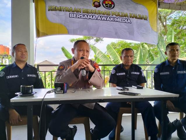 Kabid Humas Polda Kalbar Kombes Pol Raden Petit saat memaparkan tentang event bola voli Proliga yang akan berlangsung di Pontianak, Selasa (28/5). Venue yang digunakan adalah GOR Terpadu A Yani yang pengerjaannya sedang dikebut oleh Pemprov Kalbar