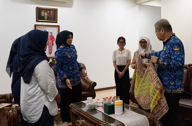 Pj Gubernur Kalbar Harrison dan Ketua Dekranasda Kalbar Windy Prahista saat menerima audiensi Tim Hari Tenun Nasional. Kesempatan itu, kain tenun kalbar dipastikan akan ikut tampil di acara yang berlangsung pada 7 September 2024