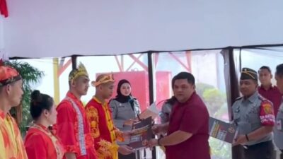 Kepala Kanwil Kementerian Hukum dan HAM Kalbar, Muhammad Tito Andrianto, saat menyerahkan surat keputusan remisi khusus Waisak secara simbolis kepada napi Lapas Kelas IIB Singkawang pada Rabu (22/5).