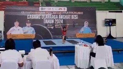 Sebanyak 123 atlet angkat besi dari 19 provinsi berlaga di kejurnas angkat besi antar Pusat Pendidikan dan Latihan Pelajar/Daerah (PPLP/D) dan Sekolah Khusus Olahraga (SKO). Kalimantan Barat dipercaya sebagai tuan rumah yang berlangsung di GOR Pangsuma Pontianak selama empat hari mulai 27 - 31 Mei 2024. Foto: egi