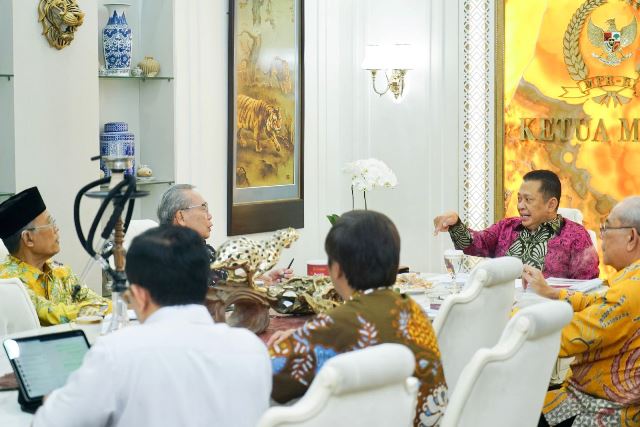 Ketua MPR RI bersama Badan Pengkajian MPR RI dan Komisi Kajian Ketatanegaraan MPR pada Jumat (10/5) membahas tentang pelantikan Prabowo - Gibran sebagai Presiden dan Wapres RI. Foto: tmB
