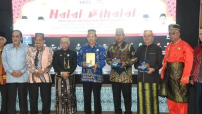 Ketua Umum BPP Kerukunan Keluarga Sulawesi Selatan (KKSS) Muchlis Patahana (tengah baju biru) saat menghadiri halal bihalal sekaligus Muswil VI KKSS Kalbar pada Sabtu (11/5) menegaskan bahwa KKSS dilarang berpolitik praktis menjelang Pilkada. Foto: eji