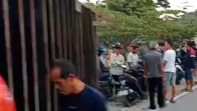 Seorang pengendara motor tewas ditimpa box kontainer di Jalan Raya Lirang, Kelurahan Sedau, Singkawang Selatan, Rabu (15/5) pagi. Foto: uck