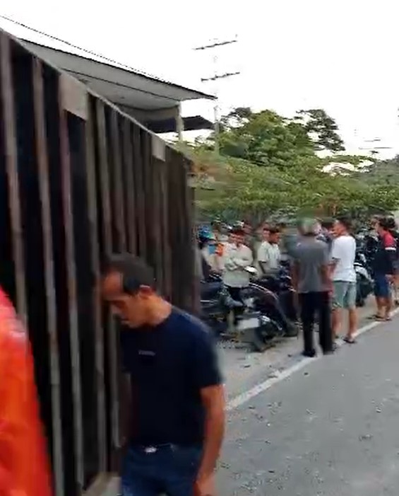 Seorang pengendara motor tewas ditimpa box kontainer di Jalan Raya Lirang, Kelurahan Sedau, Singkawang Selatan, Rabu (15/5) pagi. Foto: uck