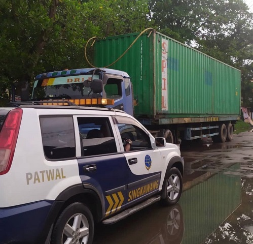 Dinas Perhubungan Kota Singkawang lagi-lagi mengeluarkan imbauan kepada seluruh kendaraan roda enam atau lebih dilarang melintas di Singkawang terutama saat jam sibuk atau padat lalu lintas. Foto: uck