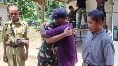 Komandan Kodim 1204/Sgu Letkol.Inf Putra Andika Trihatmoko disambut hangat oleh warga Desa Sei Ilai yang rumahnya direnovasi personel TNI melalui program TMMD Regtas ke-120 Kodim 1204/Sgu, Rabu (22/5)