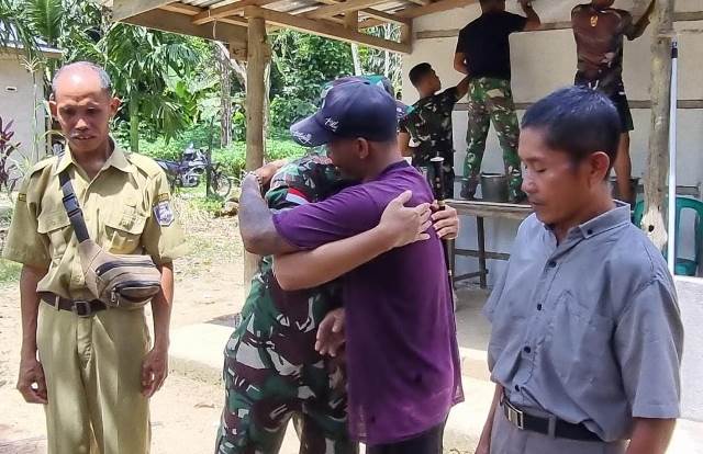 Komandan Kodim 1204/Sgu Letkol.Inf Putra Andika Trihatmoko disambut hangat oleh warga Desa Sei Ilai yang rumahnya direnovasi personel TNI melalui program TMMD Regtas ke-120 Kodim 1204/Sgu, Rabu (22/5)