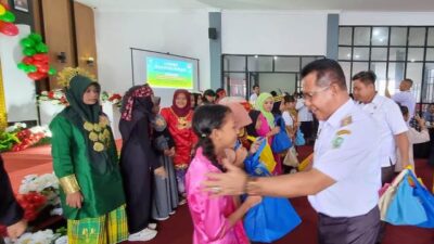 Pj Bupati Sanggau Suherman saat memberikan cinderamata kepada para pelajar Sanggau yang mengikuti lomba bercerita tingkat SD dan MI yang digelar Dinas Arpusda Sanggau, Rabu (15/5)