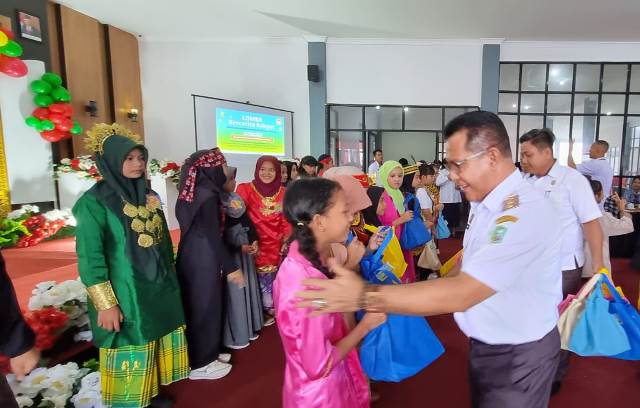 Pj Bupati Sanggau Suherman saat memberikan cinderamata kepada para pelajar Sanggau yang mengikuti lomba bercerita tingkat SD dan MI yang digelar Dinas Arpusda Sanggau, Rabu (15/5)