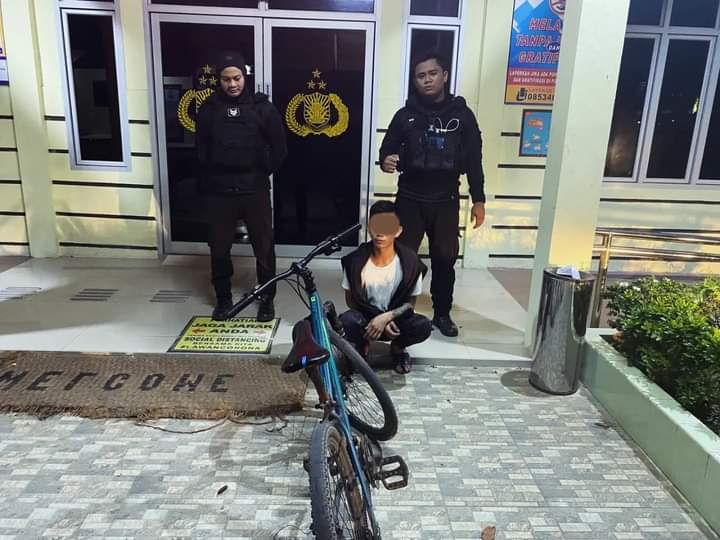 Tim Patroli Presisi Polres Singkawang membekuk seorang maling sepeda. Aksi pencurian di Jalan Kurau sekitaran Terminal Bengkayang, Keluran Roban, Kecamatan Singkawang Tengah itu terendus setelah adanya laporan dari korban, Kamis (30/5) dinihari tadi. Foto: uck