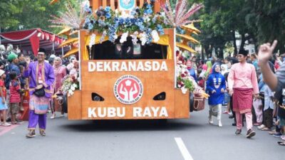 Penampilan mobil hias Dewan Kerajinan Nasional Daerah (Dekranasda) Kabupaten Kubu Raya dalam HUT ke-44 Dekranas di Kota Surakarta, Jawa Tengah, Kamis (16/5). Foto: tmB