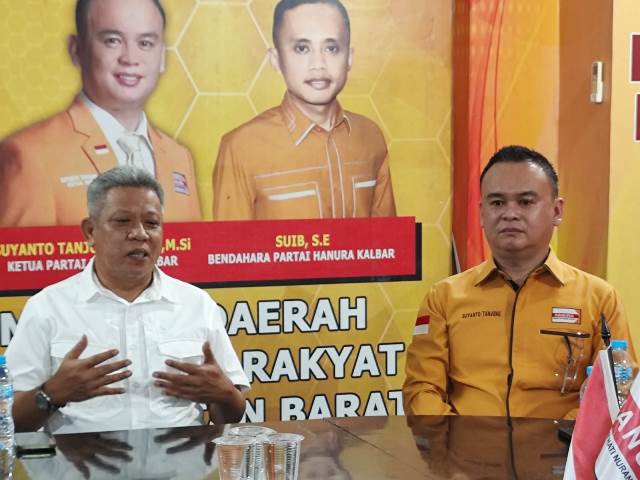 Ketua DPD Partai Hanura Kalbar Suyanto Tanjung menyambut positif dirinya dipilih oleh Muda Mahendrawan sebagai bakal calon wakil gubernur di Pilgub Kalbar 2024 yang disampaikan saat kembalikan berkas, Sabtu (11/5). Foto: tmB