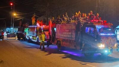 Puluhan mobil hias mengikuti pawai dalam rangka menyambut Hari Raya Suci Waisak di Singkawang pada Selasa (21/5) malam. Foto: uck