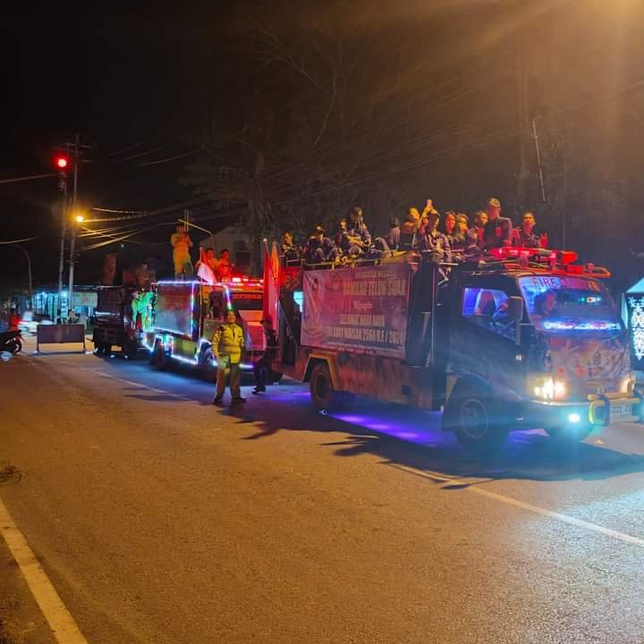 Puluhan mobil hias mengikuti pawai dalam rangka menyambut Hari Raya Suci Waisak di Singkawang pada Selasa (21/5) malam. Foto: uck