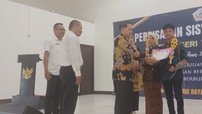 Kepala SMP Negeri 12 Sui Raya menyerahkan penghargaan kepada siswa berprestasi saat acara perpisahan siswa, Rabu (22/5)