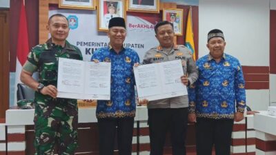 Pj Bupati Kubu Raya Kamaruzaman menyerahkan simbolis dana pengamanan pilkada di Kubu Raya sebesar Rp5 miliar kepada Kapolres Kubu Raya dan Dandim 1207/Ptk, Senin (20/5)