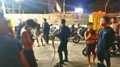 Rencana aksi tawuran sekelompok remaja Kubu Raya berhasil digagalkan polisi. Bahkan, enam orang remaja berhasil diamankan. Keenam remaja yang terdiri dari lima orang laki-laki dan satu orang perempuan itu diamankan Tim Patroli Presisi Satuan Samapta Polres Kubu Raya pada Kamis (23/5) dinihari di Parit Sembin Jalan Arteri Supadio (A Yani II). Foto: tmB