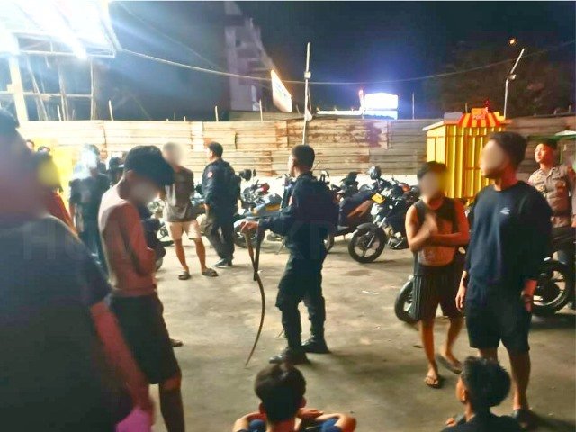 Rencana aksi tawuran sekelompok remaja Kubu Raya berhasil digagalkan polisi. Bahkan, enam orang remaja berhasil diamankan. Keenam remaja yang terdiri dari lima orang laki-laki dan satu orang perempuan itu diamankan Tim Patroli Presisi Satuan Samapta Polres Kubu Raya pada Kamis (23/5) dinihari di Parit Sembin Jalan Arteri Supadio (A Yani II). Foto: tmB
