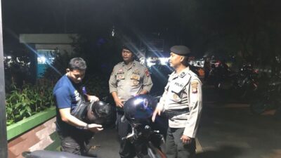 Polsek Pontianak Selatan melibatkan para juru parkir (jukir) untuk menjaga situasi kamtibmas. Hal itu dilakukan dengan cara patroli dialogis dengan menyambangi jukir di berbagai lokasi lahan parkir, Kamis (30/5) malam. Foto: egi