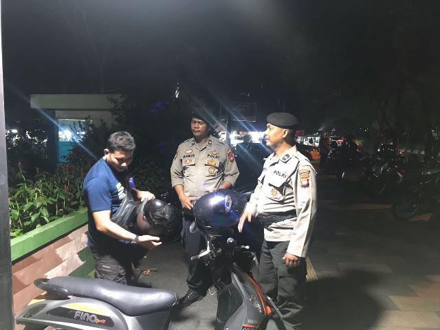 Polsek Pontianak Selatan melibatkan para juru parkir (jukir) untuk menjaga situasi kamtibmas. Hal itu dilakukan dengan cara patroli dialogis dengan menyambangi jukir di berbagai lokasi lahan parkir, Kamis (30/5) malam. Foto: egi