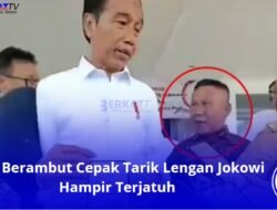 Pria Berambut Cepak Tarik Lengan Jokowi Hampir Terjatuh