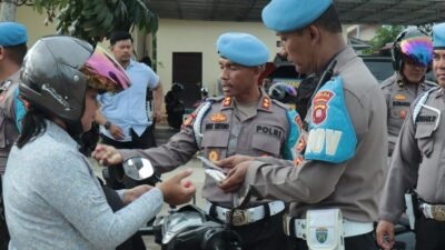 Selain tes urine, Bidpropam Polda Kalbar juga melakukan pemeriksaan terhadap KTP, SIM, dan KTA personel Polres Singkawang, Selasa (14/5). Pemeriksaan dalam rangka penegakan ketertiban dan disiplin (Gaktibplin) yang dipimpin langsung Plh. Kasubbidprovos Polda Kalbar AKBP Bibit Triyono. Foto: uck