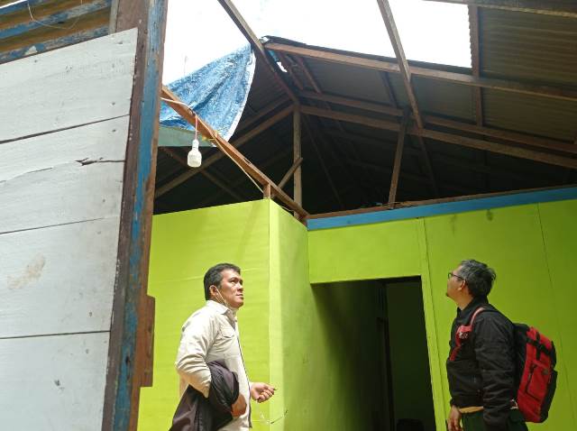 Petugas saat mengidentifikasi rumah warga terdampak puting beliung di Desa Dabong Kecamatan Kubu. Seiring cuaca ekstrem, Kubu Raya pun memperpanjang status tanggap darurat batingsor