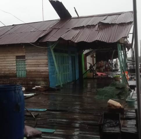 Tujuh rumah di pesisir Muara Kubu Dusun Mekar Jaya Desa Dabong Kecamatan Kubu dihantam angin puting beliung, Sabtu (11/5) siang. Foto: tmB