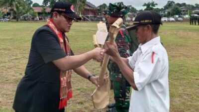 Sekda Sanggau Kukuh Triyatmaka saat pembukaan TMMD di Sanggau Regtas ke –120 tahun 2024, Rabu (8/5) di Kecamatan Beduai dengan menyerahkan peralatan kerja secara simbolis