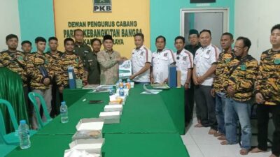 Sejumlah kader Golkar mengantarkan Suharso daftar ke Partai Kebangkitan Bangsa (PKB) Kubu Raya untuk maju di Pilkada Kubu Raya 2024, Sabtu (11/5). Ia diterima langsung oleh Ketua PKB Kubu Raya Jainal Abidin, Ketua Desk Pilkada, Firdaus dan sejumlah kader PKB kendati di tengah hujan deras. Foto: mus