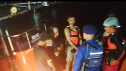 Tim SAR gabungan berhasil mengevakuasi enam nelayan lantaran kapal nelayan dihantam badai hujan disertai angin kencang di Teluk Batang Kayong Utara pada Selasa (21/5)