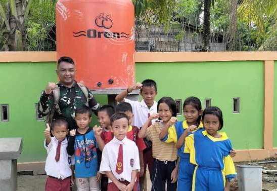 Penantian panjang air bersih warga Kelurahan Mayasopa Kecamatan Singkawang Timur akhirnya terjawab lewat program TNI Manunggal Membangun Desa (TMMD) Reg Ke-120 Kodim 1202/Skw. Foto: uck