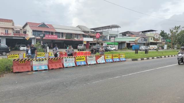 . U-turn di putaran PIL yang terletak di Jalan Arteri Supadio ditutup. Penutupan dilakukan oleh Satlantas Polres Kubu Raya bersama P2JN (Perencanaan dan Pengawasan Jalan Nasional) dan Dishub Kubu Raya, Kamis (23/50. Foto: tmB