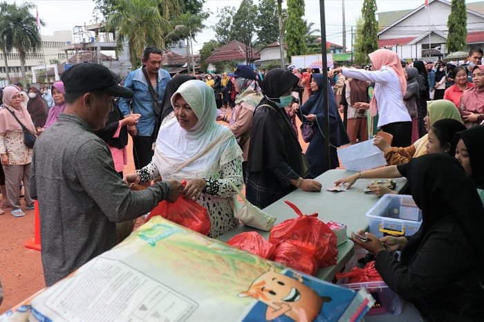 Warga Singkawang antre sejak subuh untuk membeli paket sembako murah yang digelar Dinas Pertanian, Ketahanan Pangan dan Perikanan (DPKPP) Kota Singkawang dengan menyediakan 1000 paket sembako terdiri dari beras premium 5 Kg, minyak goreng 2 liter dan gula pasir premium 2 Kg, Rabu (29/5). Foto: uck