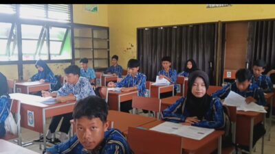 Disdikbud Kubu Raya masih terapkan seragam sekolah lama yakni putih biru ditingkat satuan SMP dan putih merah untuk satuan pendidikan dasar, selebihnya seragam batik, pramuka dan seragam olahraga.