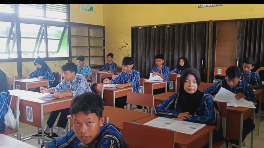 Disdikbud Kubu Raya masih terapkan seragam sekolah lama yakni putih biru ditingkat satuan SMP dan putih merah untuk satuan pendidikan dasar, selebihnya seragam batik, pramuka dan seragam olahraga.