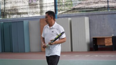 Komandan Kodim 1204/Sgu Letkol Inf. Putra Andika Trihatmoko saat mengikuti pertandingan persahatan tenis lapangan yang digelar HTC dan STC, Kamis (24/5)