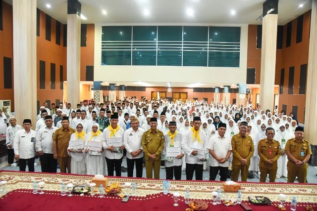 Kepala Kanwil Kemenag Kalbar bersama Pj Bupati Kubu Raya saat pelepasan mansik calon jamaah Kubu Raya, Senin (6/5). Tercatat tahun 2024 calon jamaah haji Kalbar sebanyak 2.593 orang