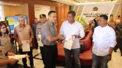 Menteri Agraria dan Tata Ruang/Kepala Badan Pertanahan Nasional (ATR/BPN), Agus Harimurti Yudhoyono (AHY) menyerahkan sertifikat tanah elektronik pertama di Kalimantan Barat secara simbolis, Sabtu (22/6). Foto: egi