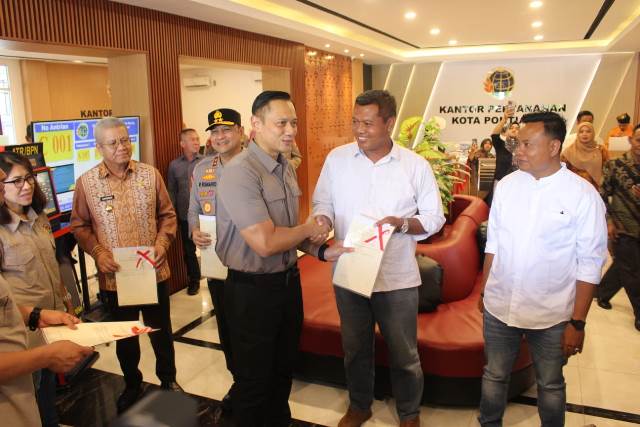 Menteri Agraria dan Tata Ruang/Kepala Badan Pertanahan Nasional (ATR/BPN), Agus Harimurti Yudhoyono (AHY) menyerahkan sertifikat tanah elektronik pertama di Kalimantan Barat secara simbolis, Sabtu (22/6). Foto: egi