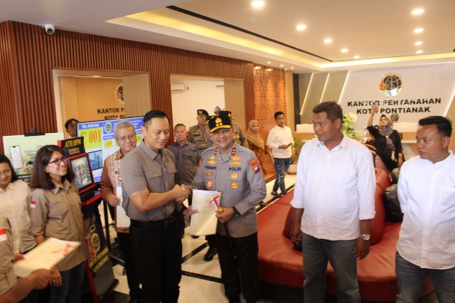 Menteri ATR/BPN, Agus Harimurti Yudhoyono (AHY) saat menyerahkan sertifikat elektronik status HPL kepada Kapolda Kalbar Irjen Pol Pipit Rismanto di Kantor ATR/BPN Pontianak pada Sabtu (22/6). Kesempatan itu AHY juga menyampaikan layanan sertifikat tanah lewat Pelataran. Foto: egi