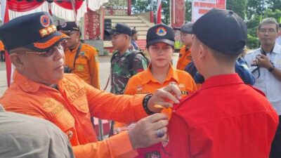 Pj Bupati Sanggau melakukan penyematan tanda kesiapsiagaan petugas menghadapi bencana, Rabu (12/6). Foto: pek